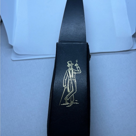 Vintage Gentleman Brush and Manicure Set Built In Zip Around Closure Leather - Picture 3 of 11